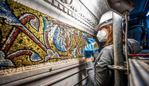 El próximo lunes se desmontarán los andamios de obra en los lados restaurados del Baptisterio de Florencia, conocido como Baptisterio de San Giovanni, gestionado por la Ópera del Duomo en Italia, donde fue bautizado el artista Dante Alighieri. Las autoridades italianas esperan concluir los trabajos a finales de 2021. Además, ese día reabrirán al público la Catedral de Santa Maria del Fiore y la Cúpula de Brunellesch, pero no el museo de ese complejo. En la imagen se observa a una trabajadora durante la restauración en curso de las paredes interiores del Baptisterio de Florencia.