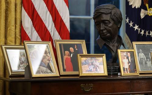 El equipo del nuevo mandatario pidió que se colocara la estatua de Chávez en la Oficina Oval.