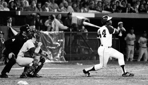 Hank Aaron, de los Bravos de Atlanta, al momento de conectar su jonrón 715 ante el lanzador Al Downing, de los Dodgers de Los Ángeles, y romper el mítico récord de Babe Ruth en el Atlanta-Fulton County Stadium, el 8 de abril de 1974.