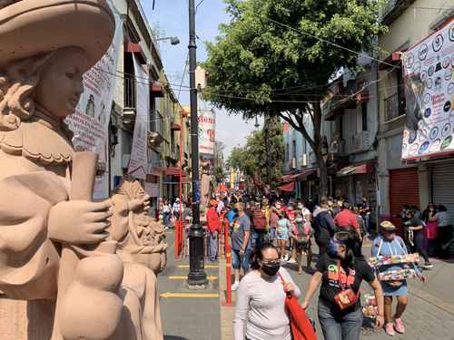 La afluencia de personas en el Centro Histórico no disminuye, a pesar de que muchos de los locales se encuentran cerrados por disposición de las autoridades.