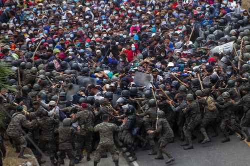 El domingo pasado, la policía de Guatemala disuadió a la caravana, mediante el uso de la fuerza, de su intento de llegar a EU.