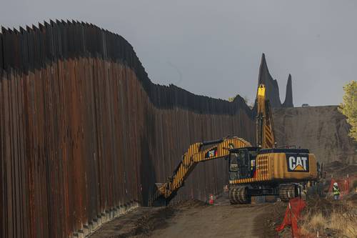 Biden dice que suspenderá la construcción del muro, pero no demuele los mil 488 km construidos por sus antecesores. En imagen de ayer, la obra continúa.