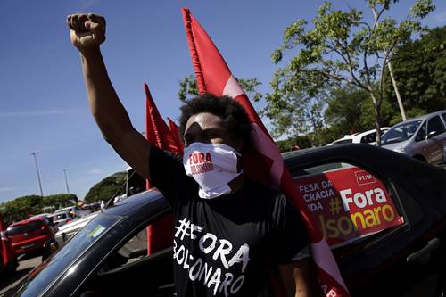 “Fuera Bolsonaro”, dicen la camiseta y el cubrebocas de un joven en Brasilia.