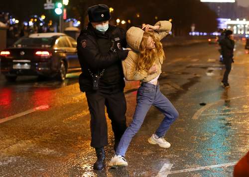 Alrededor de 15 mil personas se congregaron alrededor de la plaza Pushkin, en Moscú, donde varios participantes fueron arrastrados por la policía antimotines hacia vehículos de detención.