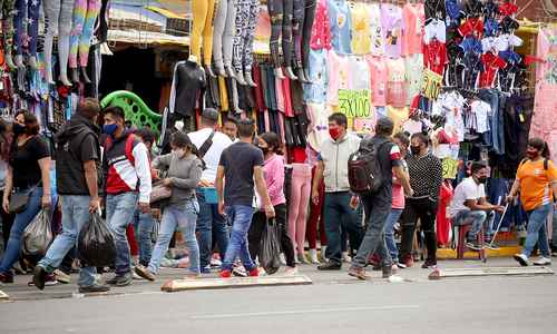 En las calles del Centro Histórico de la Ciudad de México la gente hace caso omiso a las recomendaciones de permanecer en casa ante la crisis sanitaria por el Covid-19.