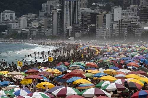 A pesar de las restricciones para limitar la propagación del Covid-19, miles se agolpan en la playa de Ipanema, en Río de Janeiro, Brasil.