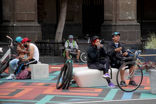 DISTRACCIÓN EN MEDIO DEL SEMÁFORO ROJO. Capitalinos disfrutaron ayer de los nuevos espacios peatonales y de descanso en los costados sur y poniente de la Plaza de la Constitución.