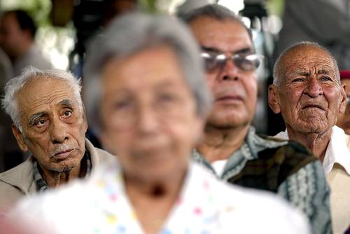  Los legisladores no consideraron que los familiares de muchos ancianos viven en la pobreza, son discriminados y también requieren de cuidados. Foto Marco Peláez