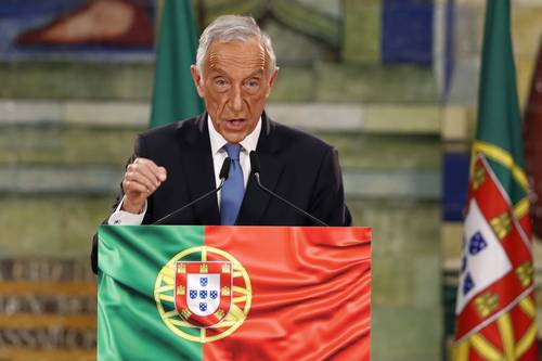 El conservador Marcelo Rebelo de Sousa ganó ayer en primera vuelta la relección a la presidencia de Portugal con 61 por ciento de votos, informó el Ministerio de Administración Interna, que contaba ya con 99.5 por ciento de escrutinio. La abstención en estos comicios marcados por la pandemia del Covid-19 alcanzó 65.2 por ciento. En la imagen, el mandatario durante su discurso en Lisboa tras conocer el resultado.