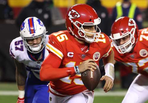  Patrick Mahomes, mariscal de Kansas City, recuperado de una conmoción la semana pasada, mandó tres pases de anotación en la victoria que los llevará por segundo año consecutivo a la defensa del título el próximo 7 de febrero. Foto Afp