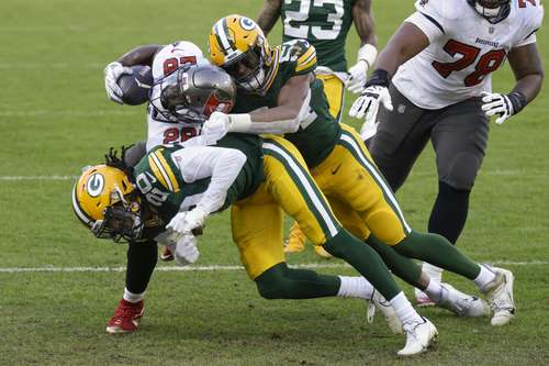  El corredor Leonard Fournette (28), de Bucaneros, tomó el ovoide, esquivó varios bloqueos y realizó un espectacular giro sobre sí mismo para completar 20 yardas hasta la zona prometida. Foto Ap