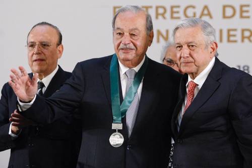 El empresario Carlos Slim (al centro) se sumó a la larga lista de contagiados. En la imagen aparece con el presidente Andrés Manuel López Obrador en noviembre de 2019.