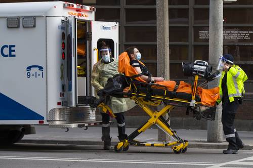 Un enfermo de Covid-19 es trasladado a un hospital en Toronto. Ayer, Canadá llegó a 750 mil 925 casos y más de 19 mil muertes, de acuerdo con CTV.