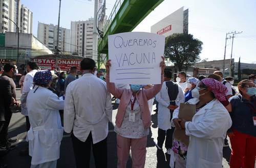 TRABAJADORES EXIGEN INOCULACIÓN. Empleados del área médica del hospital Adolfo López Mateos del Issste bloquearon por una hora la avenida Universidad para pedir el fármaco.