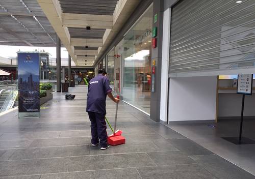 Los servicios de limpieza son una de las áreas en las que los trabajadores se ven más afectados por la subcontratación.