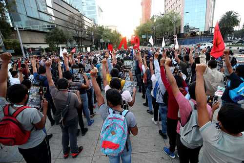 Manifestación de normalistas de Ayotzinapa en noviembre de 2020 sobre Paseo de la Reforma.