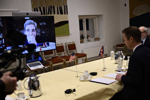 El ministro danés de Relaciones Exteriores, Jeppe Kofod (en el extremo derecho), durante la Cumbre Internacional sobre la Adaptación Climática, organizada por Holanda de manera virtual. En la pantalla, John Kerry, nuevo emisario de Estados Unidos para asuntos del clima.