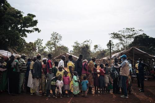 Un trabajador del Acnur dio la bienvenida hace unos días a refugiados centroafricanos en un sitio de registro ubicado en Ndu, provincia de Bas-Uele, República Democrática del Congo.