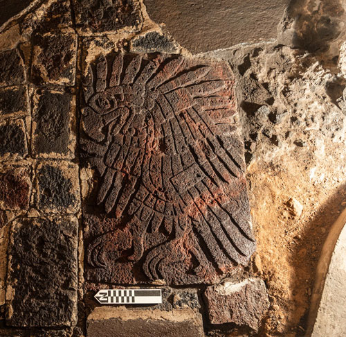 Presenta la SC el bajorrelieve de águila real encontrado en el Templo Mayor