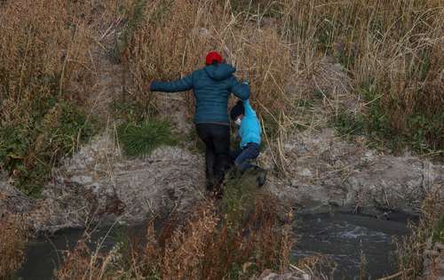 EN BUSCA DE UNA VIDA MEJOR. El Alto Comisionado de Naciones Unidas para los Derechos Humanos advierte sobre la falta de alternativas seguras para que migrantes crucen México rumbo a Estados Unidos. En la imagen, una mujer lleva a su hijo por el río Grande, entre El Paso, Texas, y Ciudad Juárez, Chihuahua, en busca de una vida mejor.