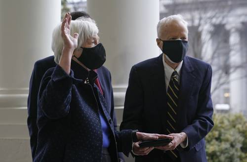 Janet Yellen, de 74 años, durante la ceremonia de toma de juramento como secretaria del Tesoro de Estados Unidos, ayer, en la Casa Blanca, en Washington. La acompaña su esposo, George Akerlof, premio Nobel de Economía 2001.