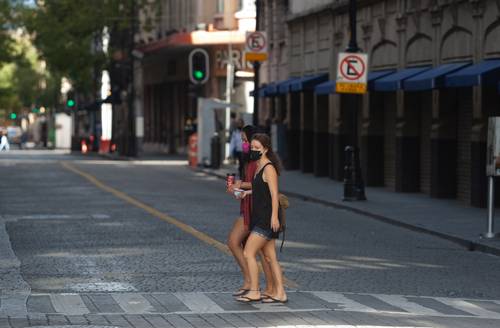 La llegada de turistas internacionales a México sufrió una reducción de 45.9 por ciento.