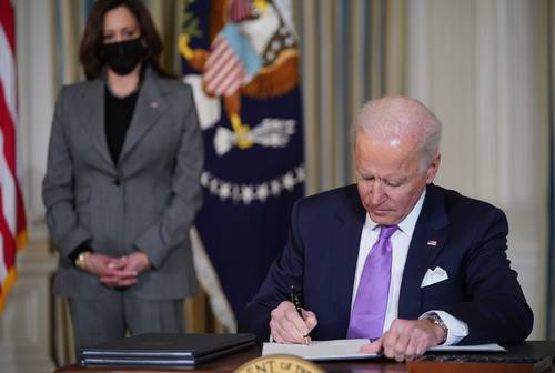 El presidente Joe Biden firmó ayer varias órdenes ejecutivas en la Casa Blanca para atender las crisis que marcan prioridad en su agenda. Lo observa la vicepresidenta Kamala Harris.