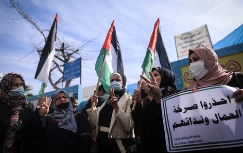 Palestinas protestaron el pasado lunes contra los recortes a la ayuda alimentaria de la Agencia de Obras Públicas y Socorro de Naciones Unidas, en el campo de refugiados de Al Shati, en Gaza.