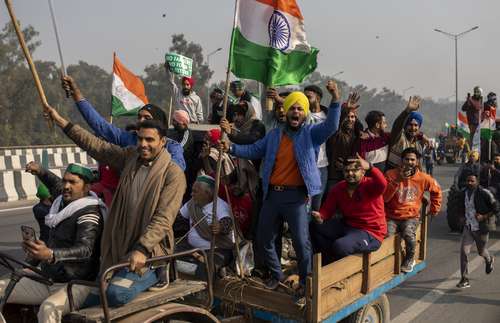 Agricultores llegaron ayer a Nueva Delhi durante los festejos por el Día de la República en India. Los campesinos protestan desde septiembre pasado, luego de la aprobación de nuevas leyes agrícolas.