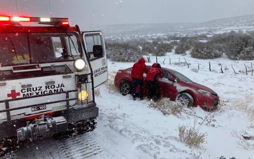 Elementos de la Cruz Roja Mexicana de Baja California auxiliaron la tarde del lunes a por lo menos 65 personas que quedaron varadas por una nevada en el trayecto entre El Hongo y La Rumorosa, en la zona montañosa de Tijuana.