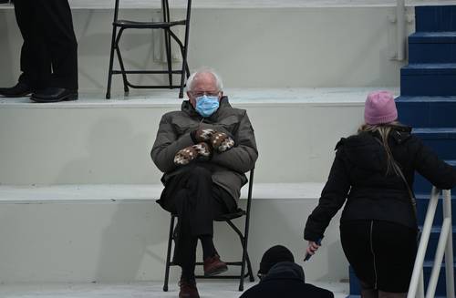 La foto del demócrata Bernie Sanders abrigado con chamarra y guantes de lana el día de la toma de posesión del presidente Joe Biden ha resultado una mina de oro en ventas de caridad. El senador por Vermont, de 79 años, anunció ayer que recaudó 1.8 millones de dólares para obras benéficas en su entidad, gracias a la venta de diversos productos con su imagen, que también fue objeto de miles de memes en las redes sociales y convirtió a este veterano político en una estrella de Internet.