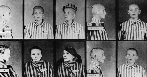 Una oración judía por las almas de los asesinados en el Holocausto resonó ayer en lo que fue el gueto de Varsovia durante la Segunda Guerra Mundial, al recordar el 76 aniversario de la liberación de Auschwitz. La mayoría de los actos alusivos se realizaron en línea debido a la pandemia por el Covid-19. La sobreviviente polaca Tova Friedman, de 82 años, quien arribó al campo de Varsovia a los cinco años y a los seis se encontraba entre los miles de sobrevivientes liberados por el ejército soviético, esperaba asistir al lugar este año con sus ocho nietos, pero la crisis santiaria lo impidió. Desde su hogar, en Nueva Jersey, grabó un mensaje sobre el nuevo auge del odio para un acto del Congreso Judío Mundial. En la imagen, tomada el 1º de enero de 1942, niños polacos, numerados y fotografiados después de llegar a Auschwitz, aparecen en una foto sin fecha tomada del Museo Estatal Oswiacim de Polonia y puesta a disposición por el Centro Simon Wiesenthal.