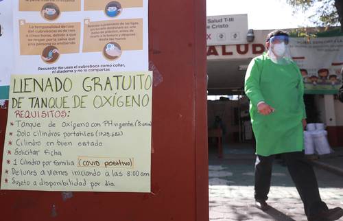 Punto de suministro de oxígeno medicinal gratuito en el Centro de Salud Minas de Cristo, en Álvaro Obregón, donde diario se entregan 40 fichas para enfermos de Covid.