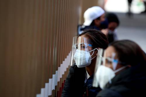  Familiares esperan, a las afueras del Hospital General, noticias sobre sus pacientes. Foto José Antonio López