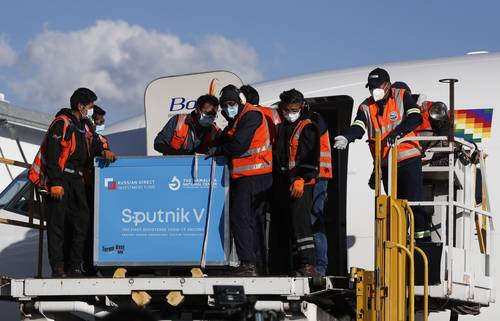 El primer embarque del biológico ruso para Bolivia llegó ayer al aeropuerto internacional de El Alto.