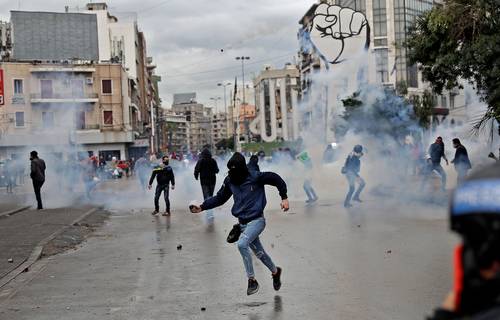 Manifestantes se enfrentaron ayer con las fuerzas de seguridad cerca de la sede del gobierno en Trípoli, en el cuarto día de protestas en demanda de ayuda del gobierno para enfrentar las crisis de salud y económica.