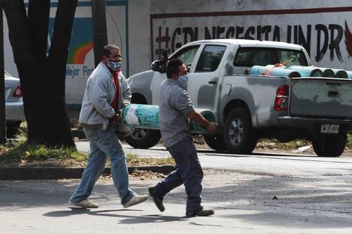 Habitantes de Guadalajara, Jalisco, adquieren tanques de oxígeno para familiares contagiados de Covid-19. El estado se encuentra en semáforo rojo, con más de 8 mil muertes.