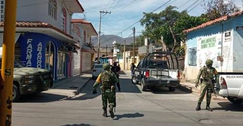 Elementos de la Policía Investigadora Ministerial de Guerrero y de la Guardia Nacional se desplegaron ayer en el centro de Iguala después de que sujetos armados asesinaron a seis personas que se encontraban en un establecimiento de lavado de autos.