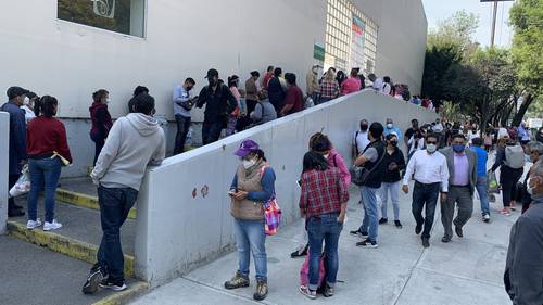 Familiares de personas internadas en el hospital de Los Venados, del Seguro Social, donde se atiende a enfermos de Covid-19.