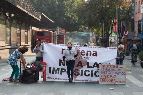 Provenientes de Nuevo León, unos 20 morenistas bloquearon Insurgentes a la altura de Álvaro Obregón, en protesta por la imposición de candidaturas en su partido.
