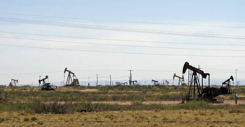 Los precios del petróleo en Estados Unidos cayeron ayer ante preocupaciones sobre el efecto de la pandemia y la lentitud en el despliegue de las vacunas sobre la actividad económica. El Brent para entrega en marzo (cuyo contrato venció el viernes) cerró con un alza de 36 centavos a 55.88 dólares el barril, pero para entregas en abril, el más activo, bajó 6 centavos a 55.04 dólares. El estadunidense WTI perdió 14 centavos a 52.20 dólares el barril y la mezcla mexicana de exportación avanzó 5 centavos al negociarse en 51.18 dólares el barril.