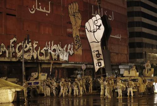 Soldados libaneses desplegados en una plaza de Trípoli donde habitualmente se reúnen manifestantes.