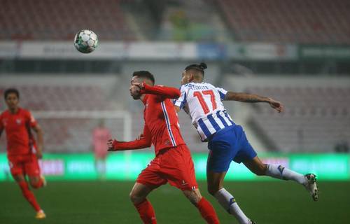 Con un golazo del mexicano Jesús Tecatito Corona (derecha), el Porto avanzó a las semifinales de la Copa de Portugal al vencer 2-0 al Gil Vicente. El tricolor fue titular y llegó a las redes a los 10 minutos al aprovechar un error en la salida del rival para sorprenderlos con un contragolpe. Corona se mantuvo en la cancha hasta el 65, cuando fue sustituido por Sergio Oliveira. Mehdi Taremi anotó al 88 el segundo tanto para sentenciar la victoria. Los Dragones enfrentarán en la siguiente fase al Braga, que se impuso 2-1 al Santa Clara.