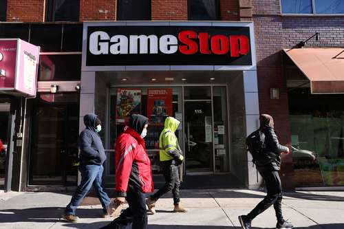 La expectativa en Wall Street es que tarde o temprano perderán quienes compraron acciones de GameStop a precios inflados.