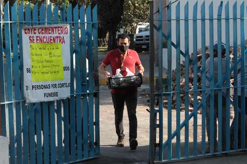 Un trabajador en el municipio de Chapala, Jalisco, recibió las cenizas de 11 personas que fueron cremadas en un incinerador de Guadalajara, el cual ha incrementado su servicio en el estado, debido al alza de decesos por Covid-19.