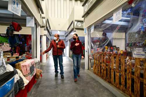 Armando Quintero y Claudia Sheinbaum al recorrer el nuevo mercado.