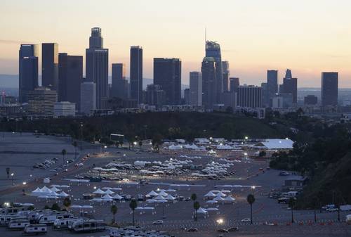 VACUNACIÓN FALLIDA EN LOS ÁNGELES. Uno de los sitios de inoculación más grandes en Estados Unidos, afuera del estadio de los Dodgers, fue cerrado el sábado luego de que decenas de manifestantes bloquearan la entrada y evitaran el ingreso de automovilistas que ya tenían cita.