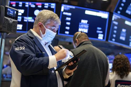 Wall Street se prepara para otra semana de caos en el mercado, en medio de señales de que el frenesí minorista que impulsó el precio de las acciones de las empresas GameStop y AMC Entertainment se amplíe a otros activos. “Vimos el poder de una nueva base de operadores, de su capacidad para moldear, no sólo la fortuna de una acción individual, sino también la de un gran segmento de mercado”, dijo Sunil Krishnan, de Aviva Investors.