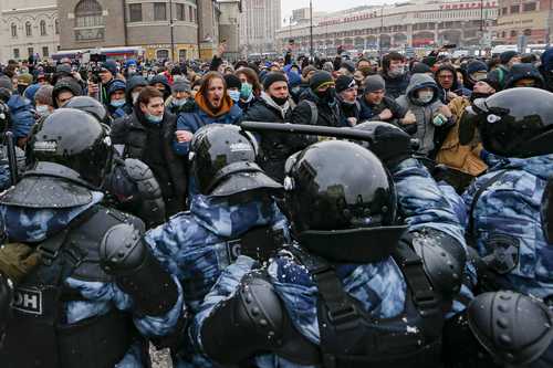 Manifestantes rusos encaran a elementos de la policía antidisturbios en el segundo fin de semana de protestas para exigir la liberación del líder opositor Aleksei Navalny. Durante al menos seis horas los inconformes fueron un dolor de cabeza para la autoridad.