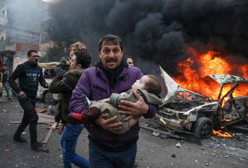 Un sirio murió y cuatro resultaron heridos ayer luego de que fuerzas prokurdas dispararon contra manifestantes partidarios del gobierno en la ciudad nororiental de Hasaké, informó la prensa estatal. En otro incidente, dos coches bomba estallaron con dos horas de diferencia en el poblado de Azaz, provincia de Alepo (en la imagen), y otra aldea ubicada a unos 50 kilómetros de distancia. Las explosiones en estas áreas controladas por los combatientes sirios de la oposición aliados con Turquía provocaron la muerte de seis civiles y seis combatientes.